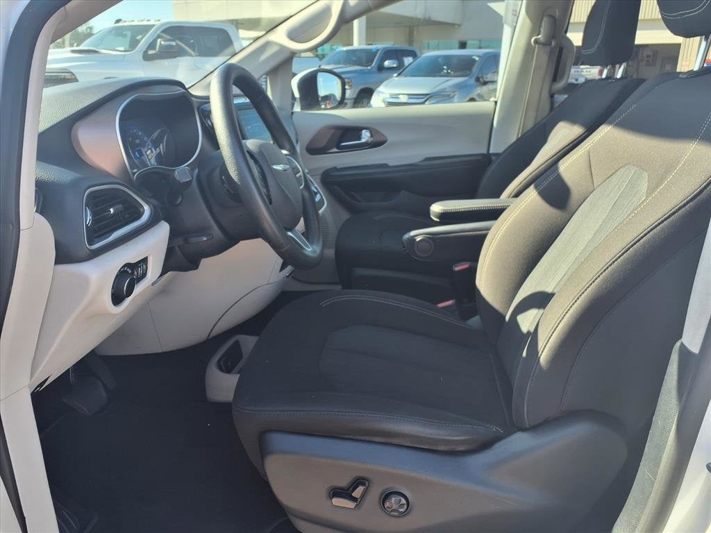 2020 Chrysler Voyager LX