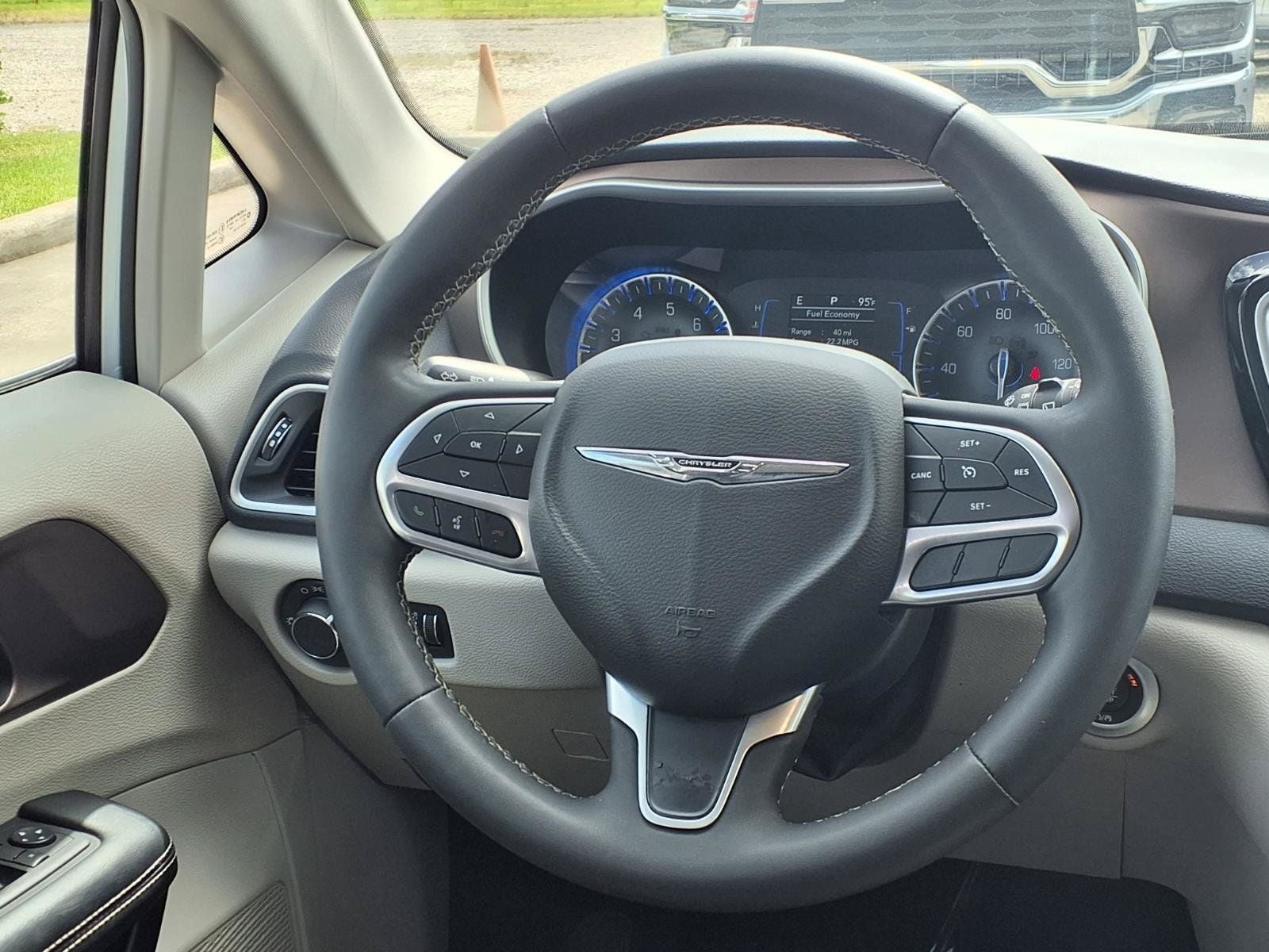 2023 Chrysler Voyager LX