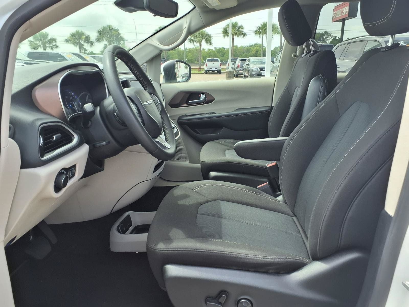 2023 Chrysler Voyager LX