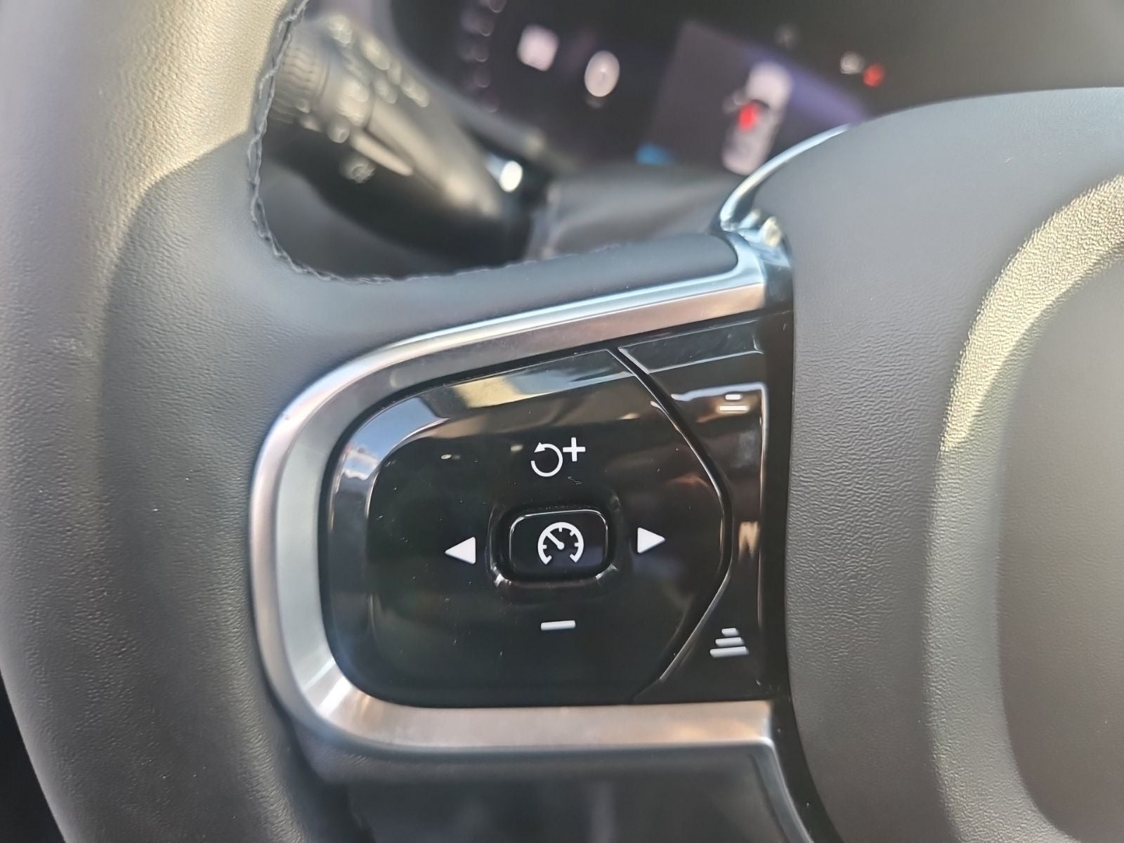 2024 Volvo S60 B5 Plus Dark Theme