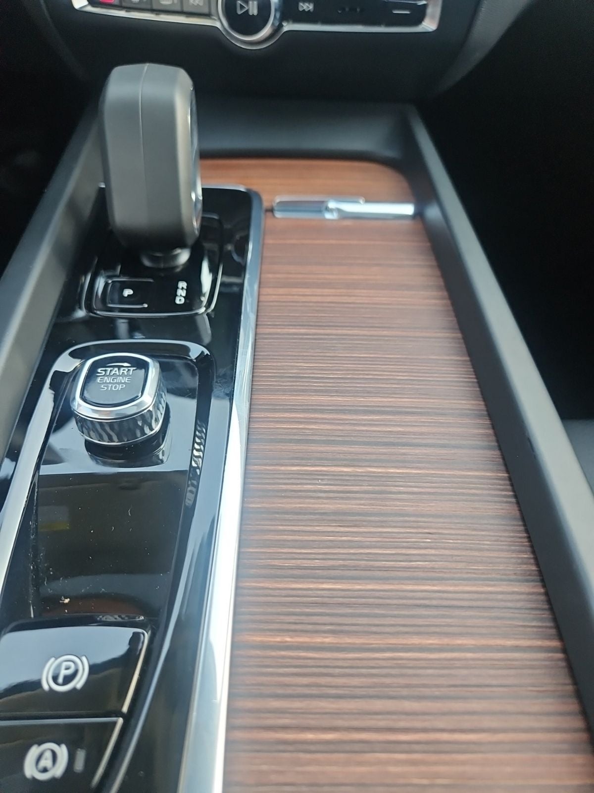 2024 Volvo S60 B5 Plus Dark Theme